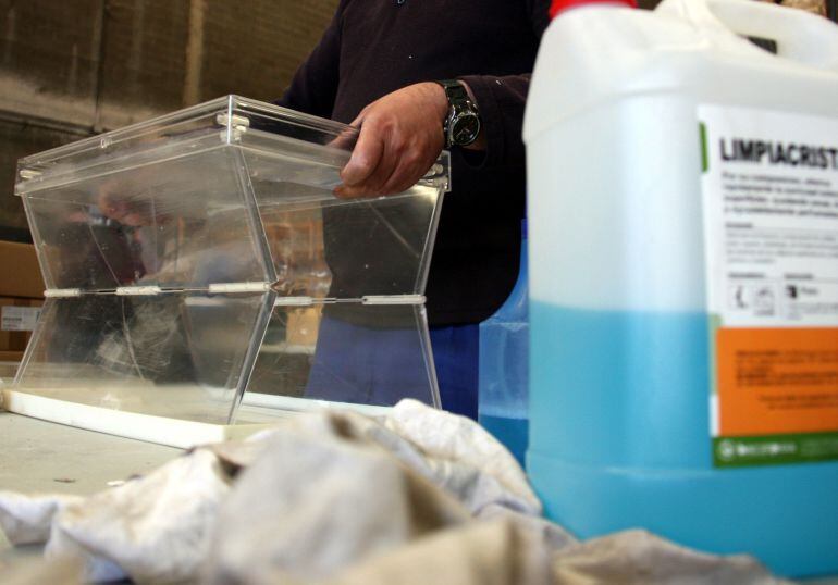 Barcelona enllesteix les 1.760 urnes que decidiran qui és l'alcalde de la ciutat el 24-M