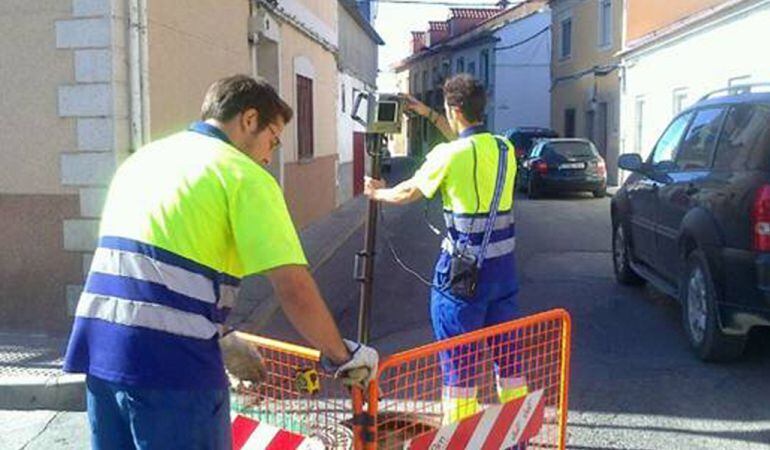 Trasbajadores del Ayuntamiento de San Martín de la Vega actuando en el alcantarillado