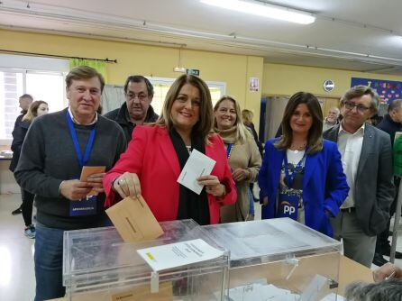 Angeles Isac votando en el colegio Colón de Linares