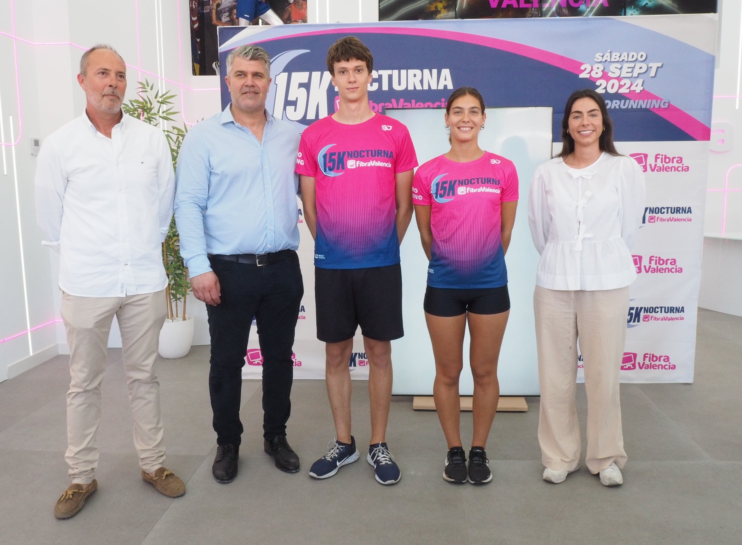 Foto presentación camiseta oficial 11ª edición 15K Nocturna FibraValencia