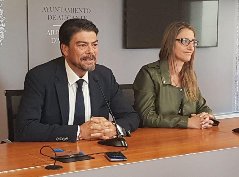 Luis Barcala junto a Mari Carmen de España -foto de archivo-