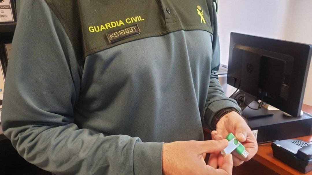 La Guardia Civil muestra el pendrive que entregó la detenida con los archivos de la novela de Lucía Lourido