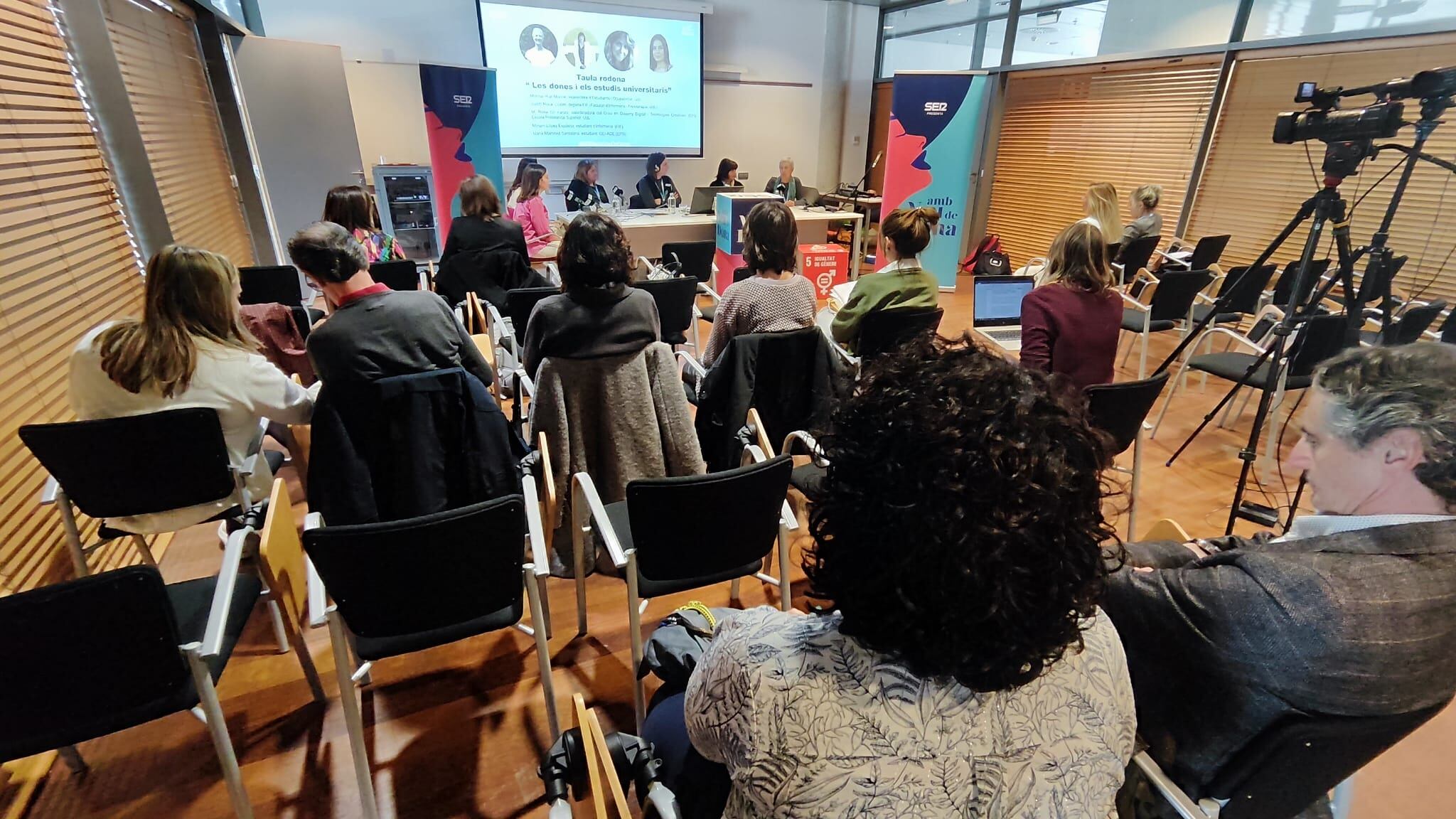 Imatge del públic assistent i una de les taules rodones de la jornada "Amb Veu de Dona" de la Cadena SER a la UdL.