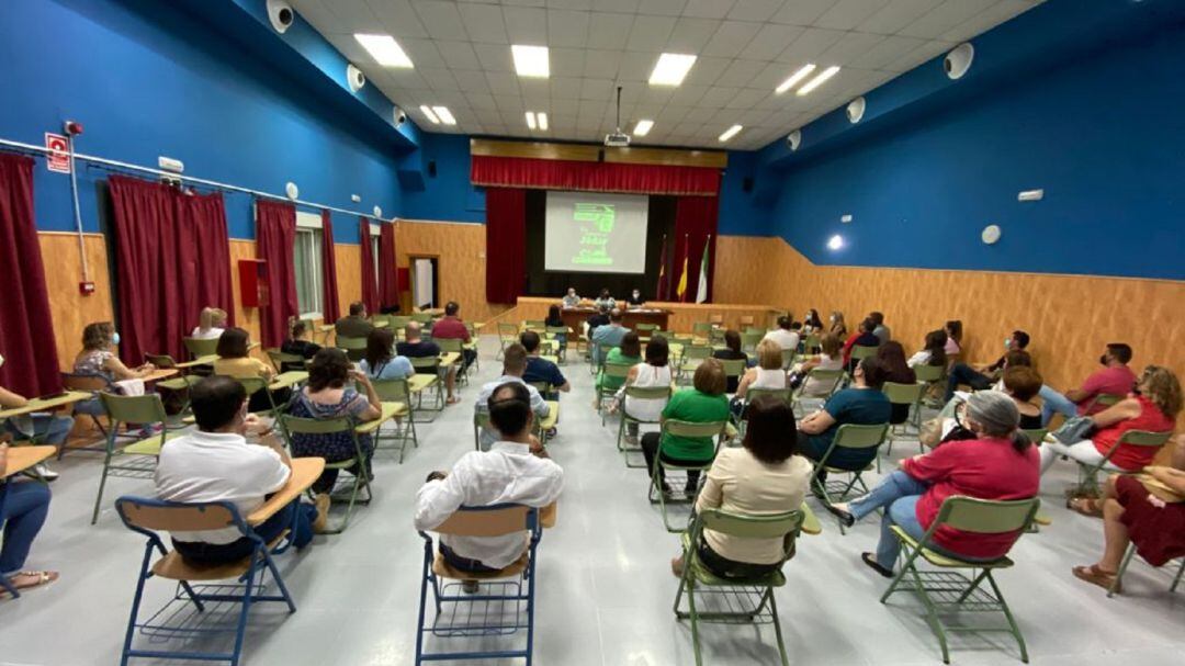 Momento de la reunión informativa, con grana asistencia de comerciantes