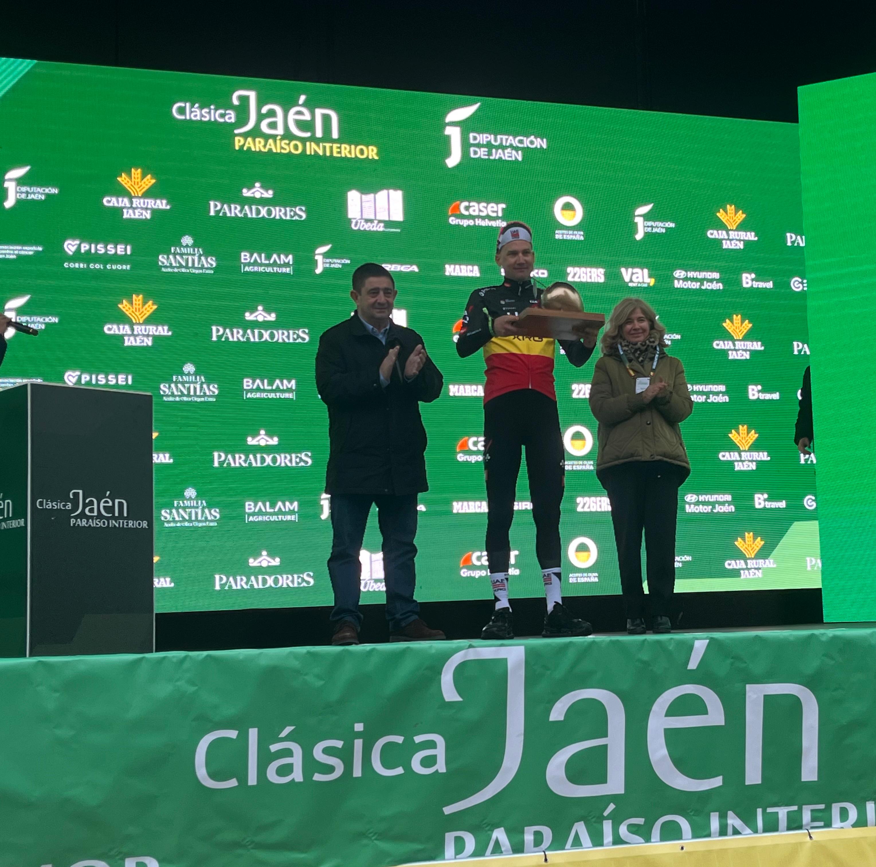 Tim Wellens, campeón de la Clásica Jaén Paraíso Interior, junto a Paco Reyes, presidente de la Diputación, y Toni Olivares, alcaldesa de Úbeda.