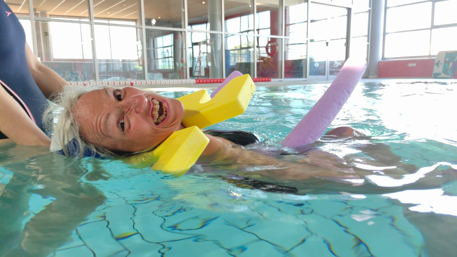 Actividad de baño en la piscina de Aqualia.