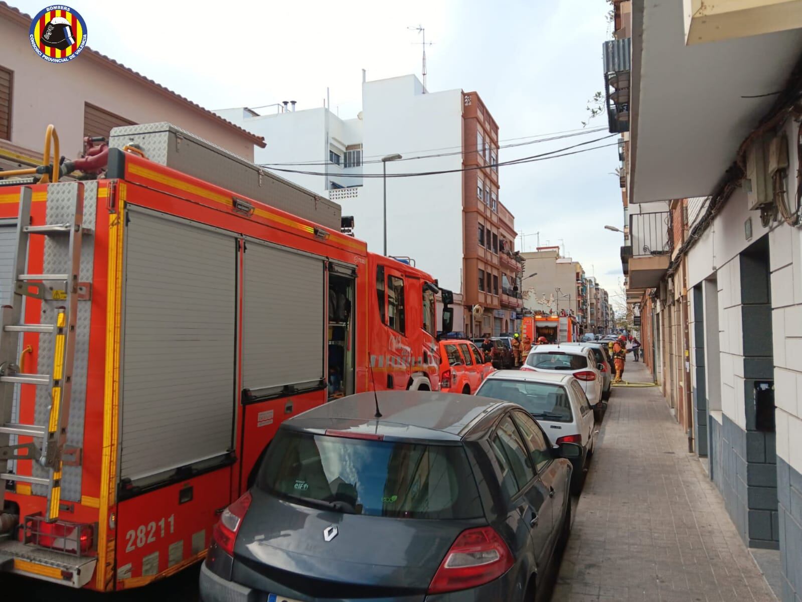 Los bomberos trabajando en la extinción del incendio de una vivienda en Burjassot (Valencia)