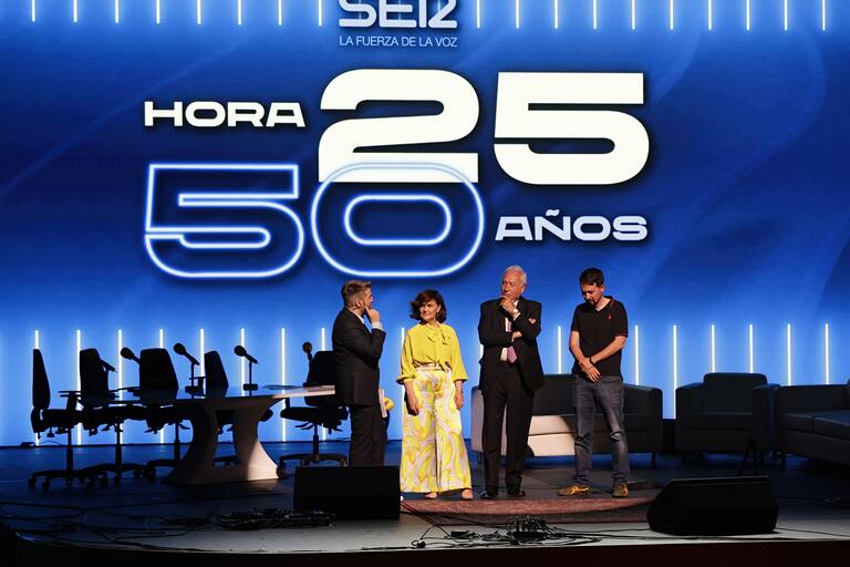 Los miembros de &#039;El Ágora&#039;, Carmen Calvo,  García Margallo y Pablo Iglesias, en el escenario del Teatro Coliseum de Madrid.