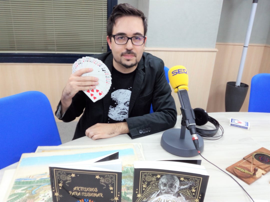 Miguel Herreo en el estudio de Radio Elda SER