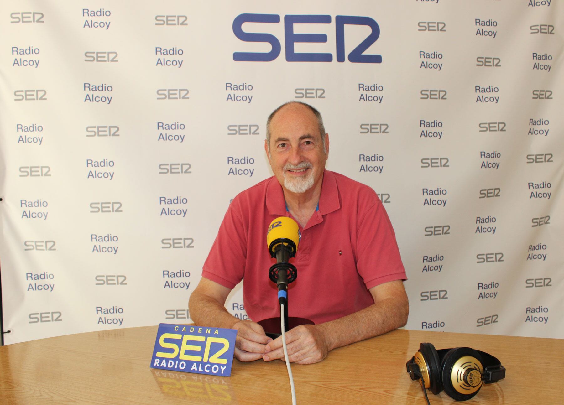 Andreu Bonet, en l'estudi central de Radio Alcoy