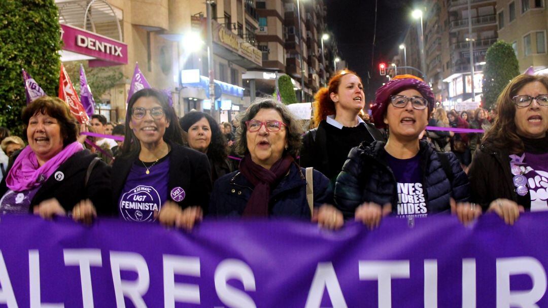 Yaissel Sánchez y Consuelo Navarro, durante la manifestación del 8 de marzo de 2018