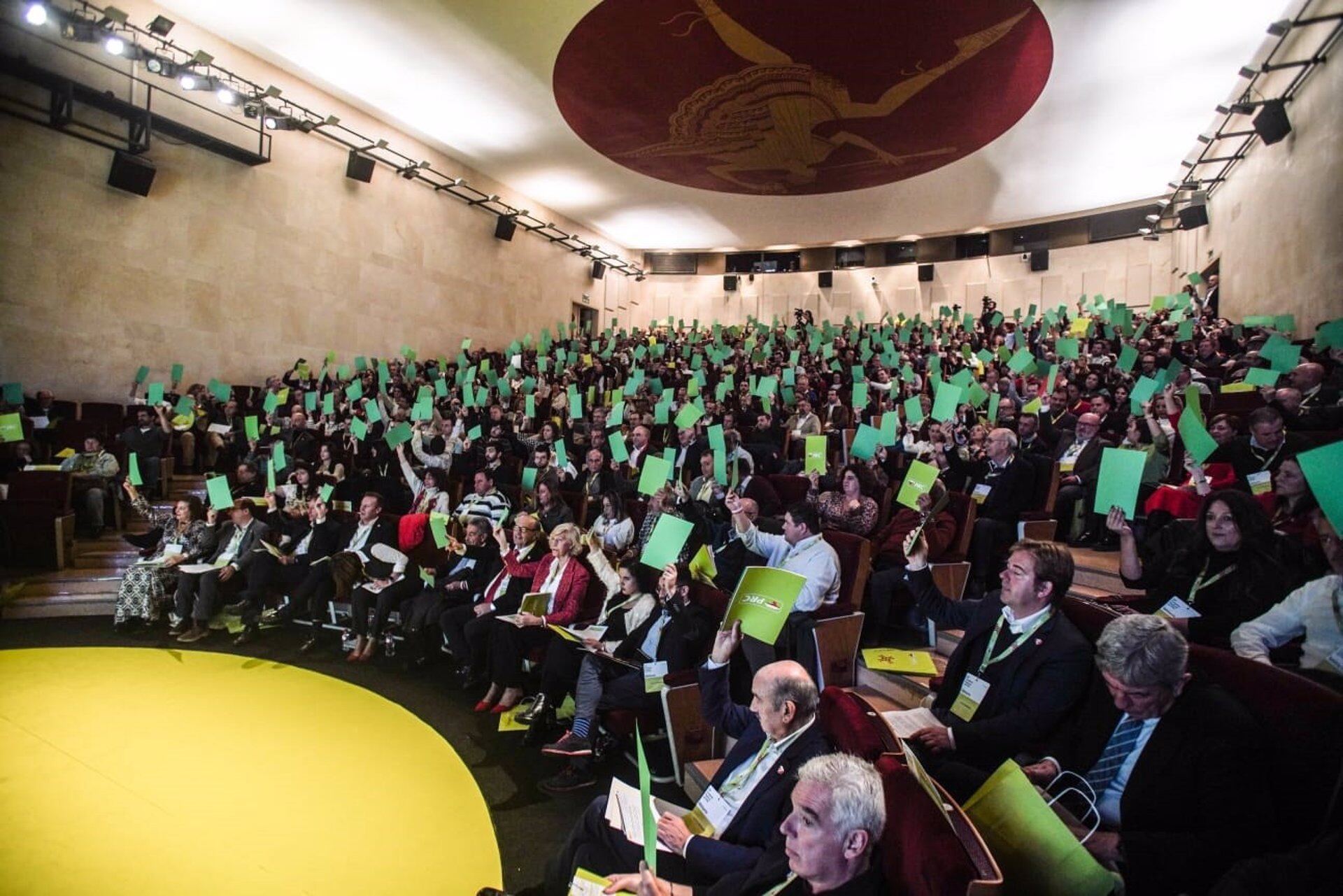 Los militantes del PRC votan en el XIII Congreso del partido.