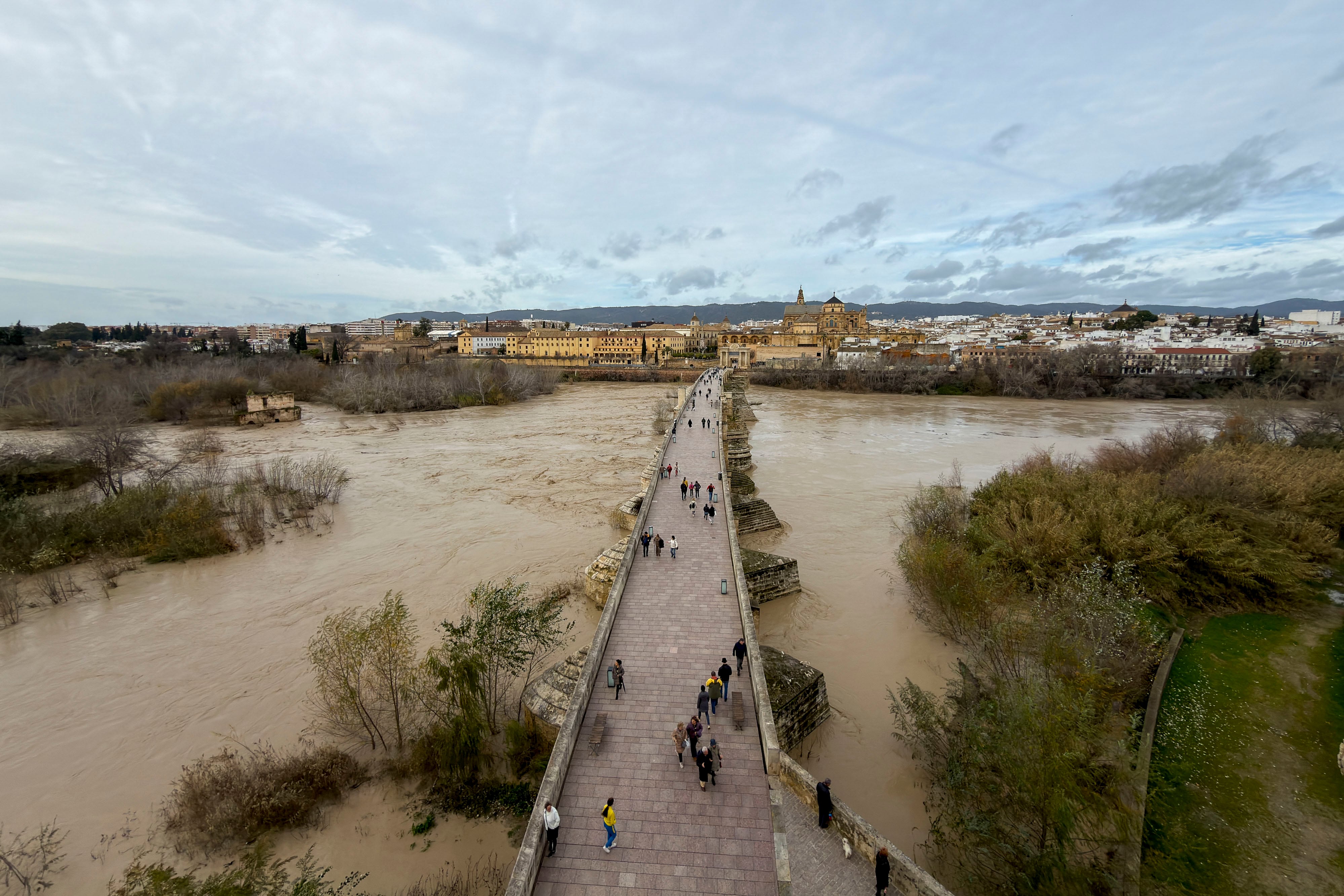 Crecida del río Guadalquivir tras el paso de la borrasca Kristin, en Córdoba.