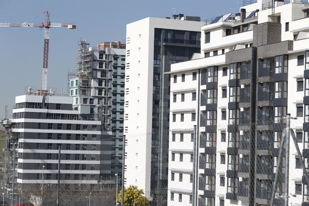 En España, la firma de nuevas hipotecas para la compra de una vivienda encadenó en junio su cuarta caída interanual consecutiva, el 12,7 %