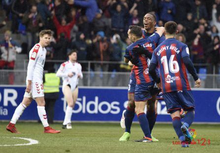 El espigado Jair celebra el tanto del triunfo azulgrana