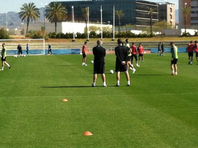 Manuel Pellegrini observa el entrenamiento del jueves junto a su ayudante Rubén Cousillas