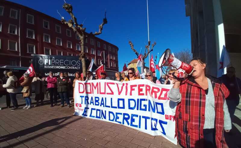 Las trabajadoras se han concentrado a las puertas del centro de mayores (foto: CIG)