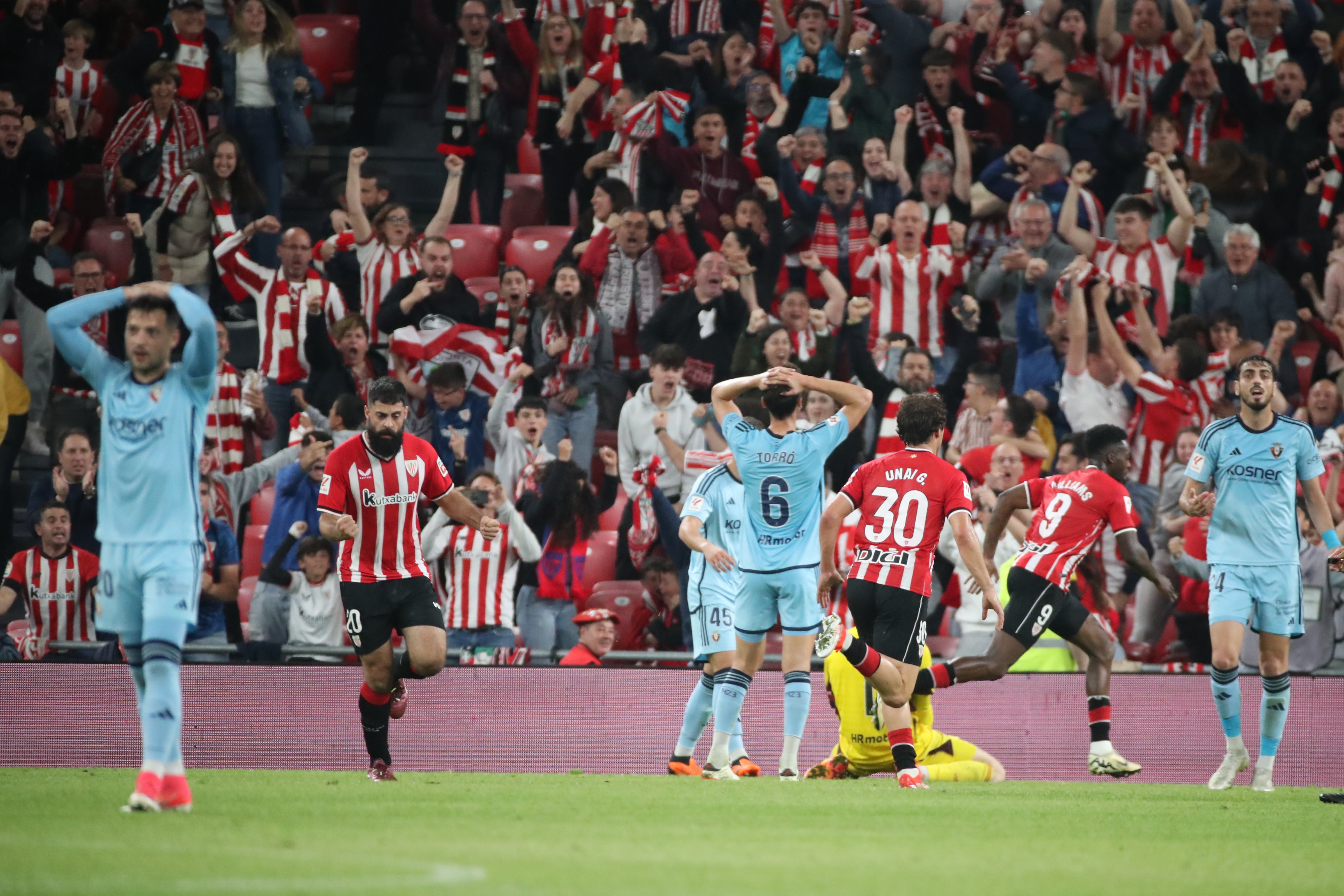 BILBAO, 11/05/2024.- El delantero del Athletic Asier Villalibre (2i) celebra su gol, segundo del equipo bilbaíno, durante el partido de la jornada 35 de LaLiga que Athletic de Bilbao y Atlético Osasuna disputan hoy sábado en San Mamés. EFE/Luis Tejido
