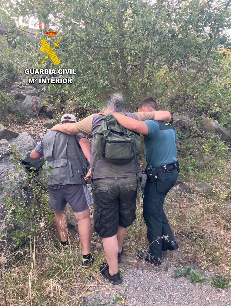 Rescate de un pescador llevado a cabo ayer por agentes del Puesto de la Guardia Civil de Sallent de Gallego
