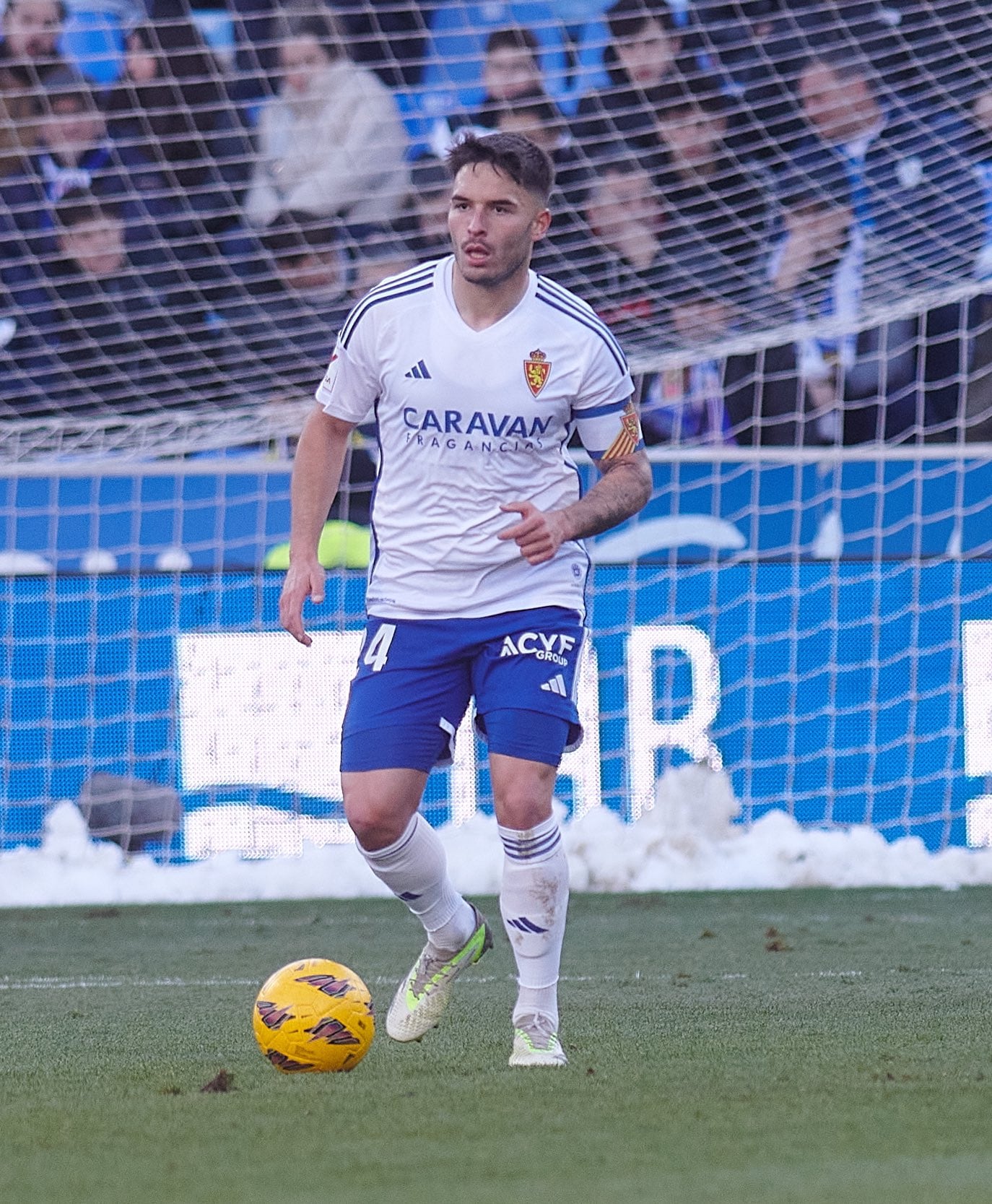 Lluis López controla un balón en el partido ante el Andorra