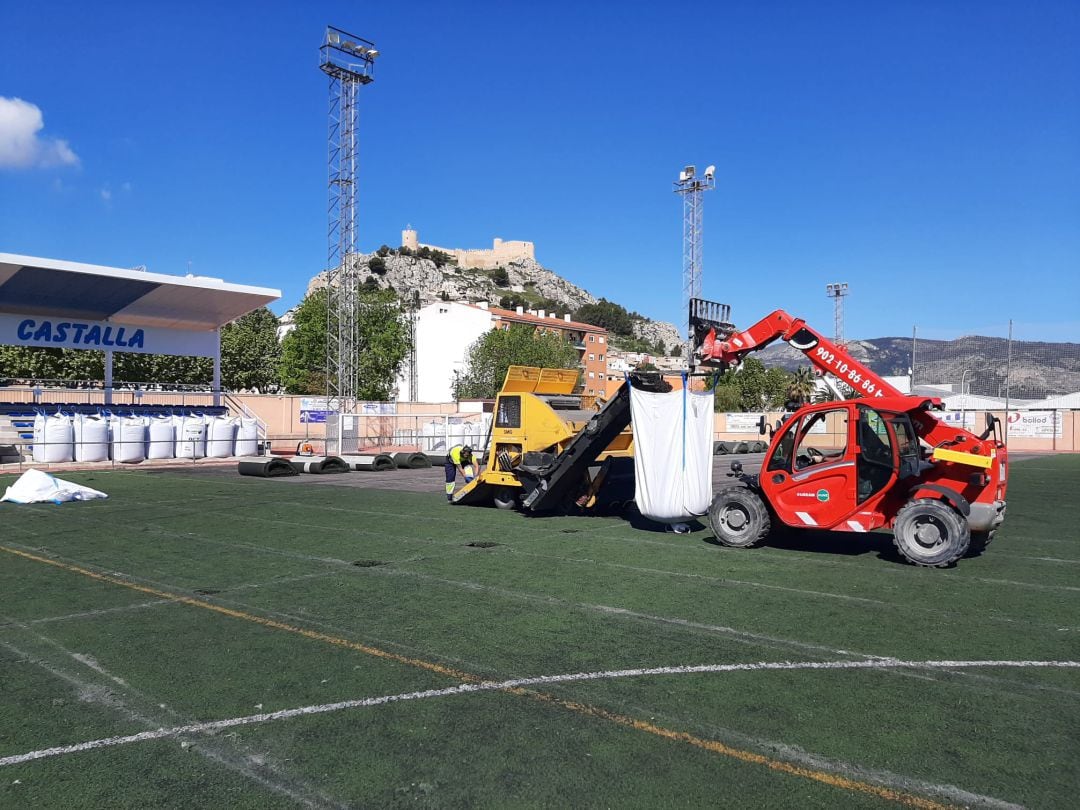Imagen de los trabajos de cambio del césped artificial del campo de fútbol de Castalla.