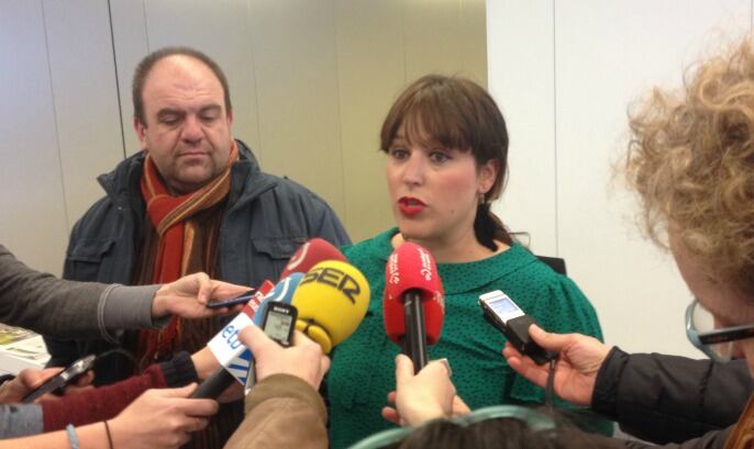 La diputada Larraitz Ugarte explica la propuesta de sanción acompañada de los representantes sindicales