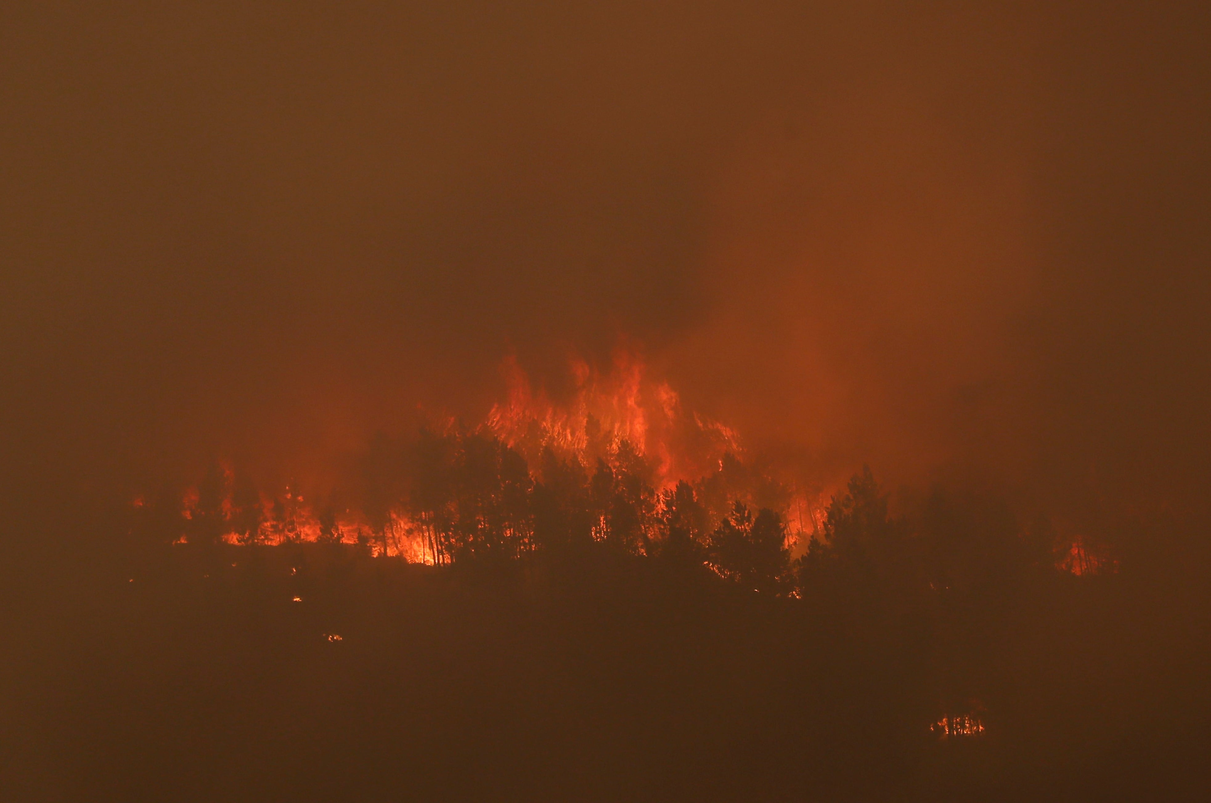 Llamas del incendio declarado en A Pobra de Brollón, en la parroquia de Saa, que se encuentra activo desde el pasado jueves.