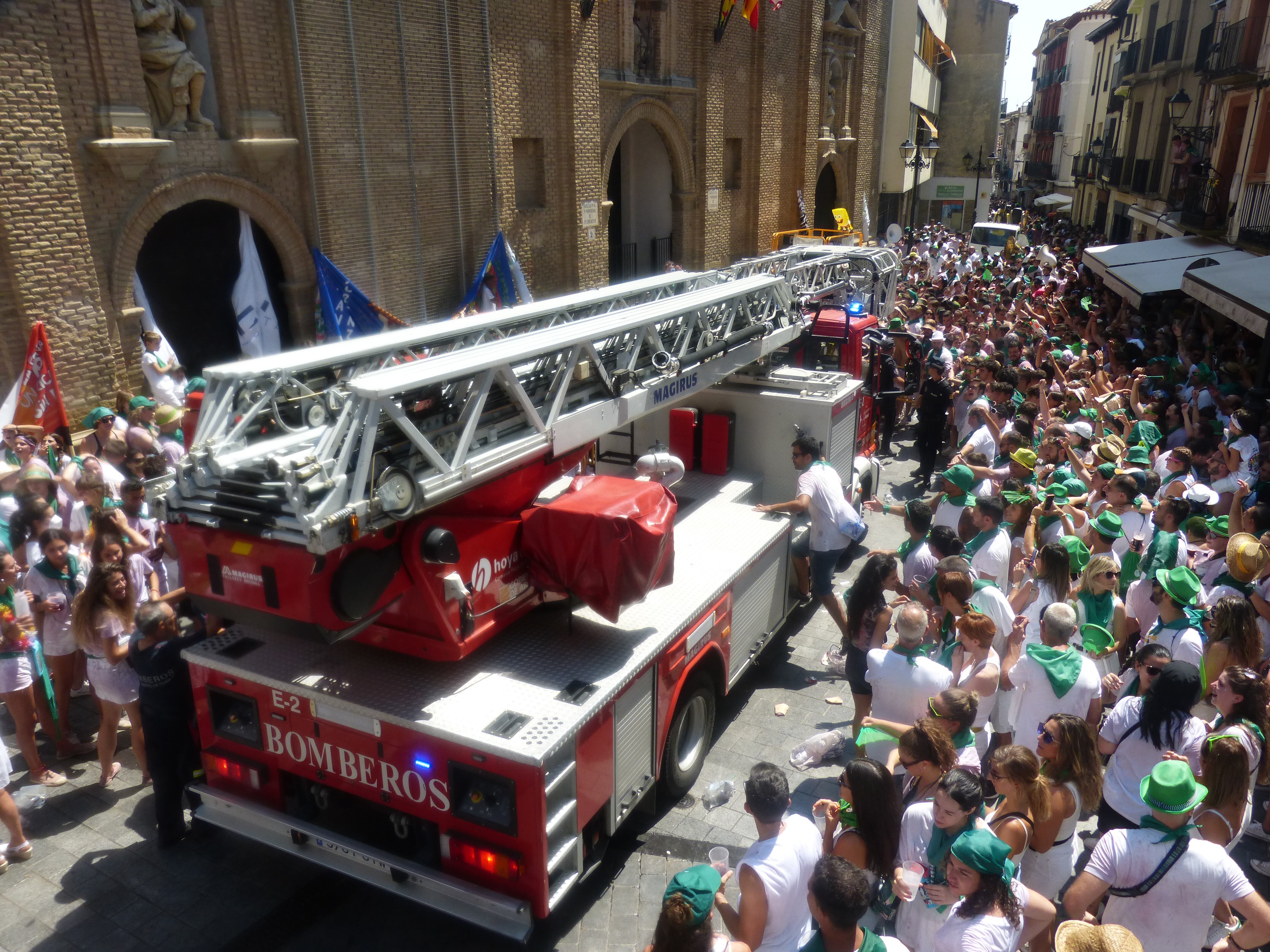 Llegada del camión de Bomberos para el saludo al Santo
