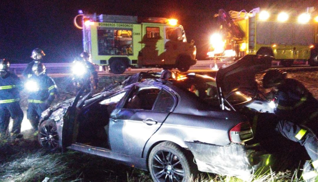 Los bomberos trabajan en un accidente de tráfico.