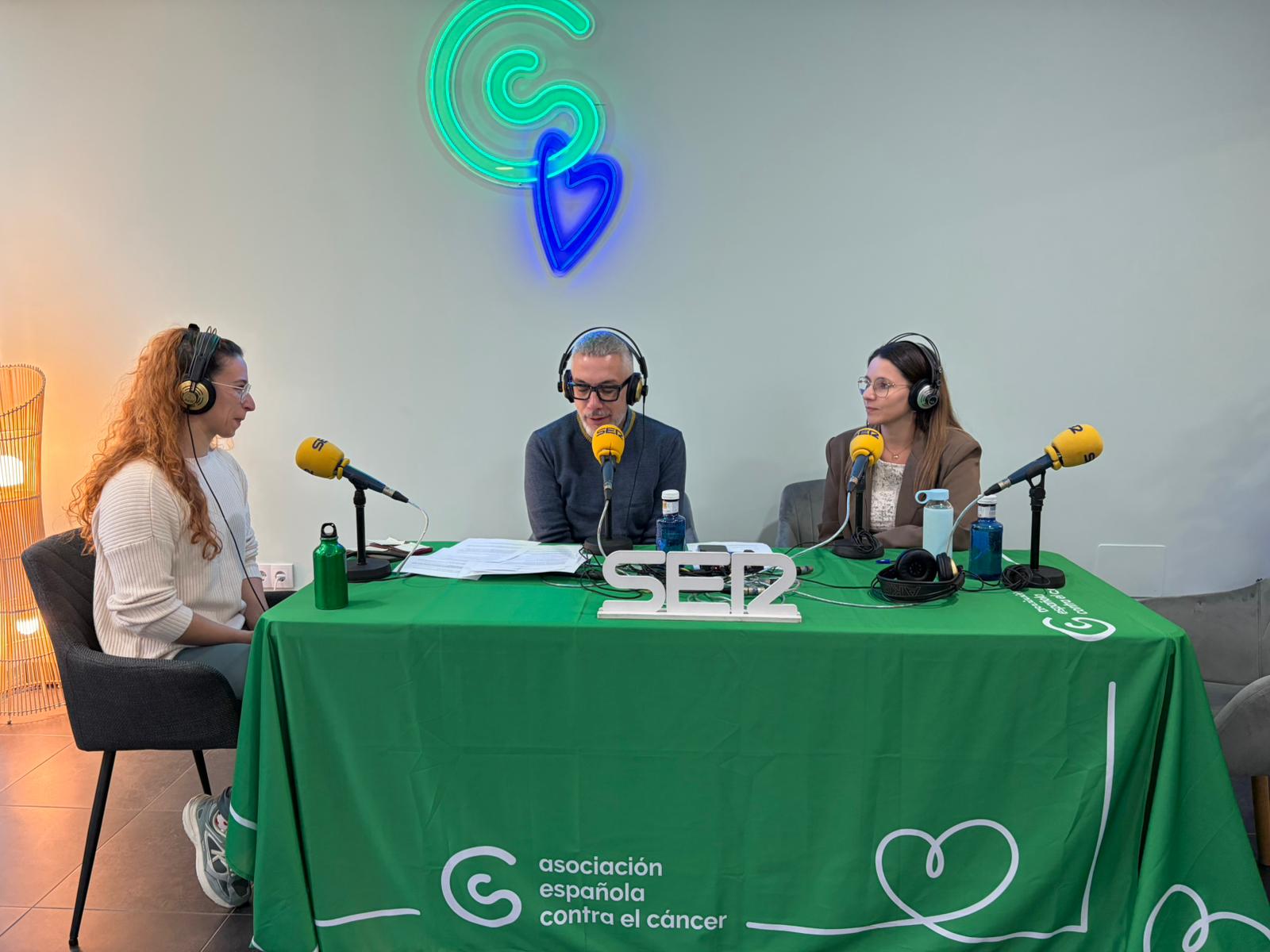 La logopeda Charlotte Nabizada (izq.), y la fisioterapeuta Marina Pérez (drcha.), en un momento de la entrevista con Paco Sánchez, conductor y responsable de Hoy por hoy Murcia. Radio Murcia.
