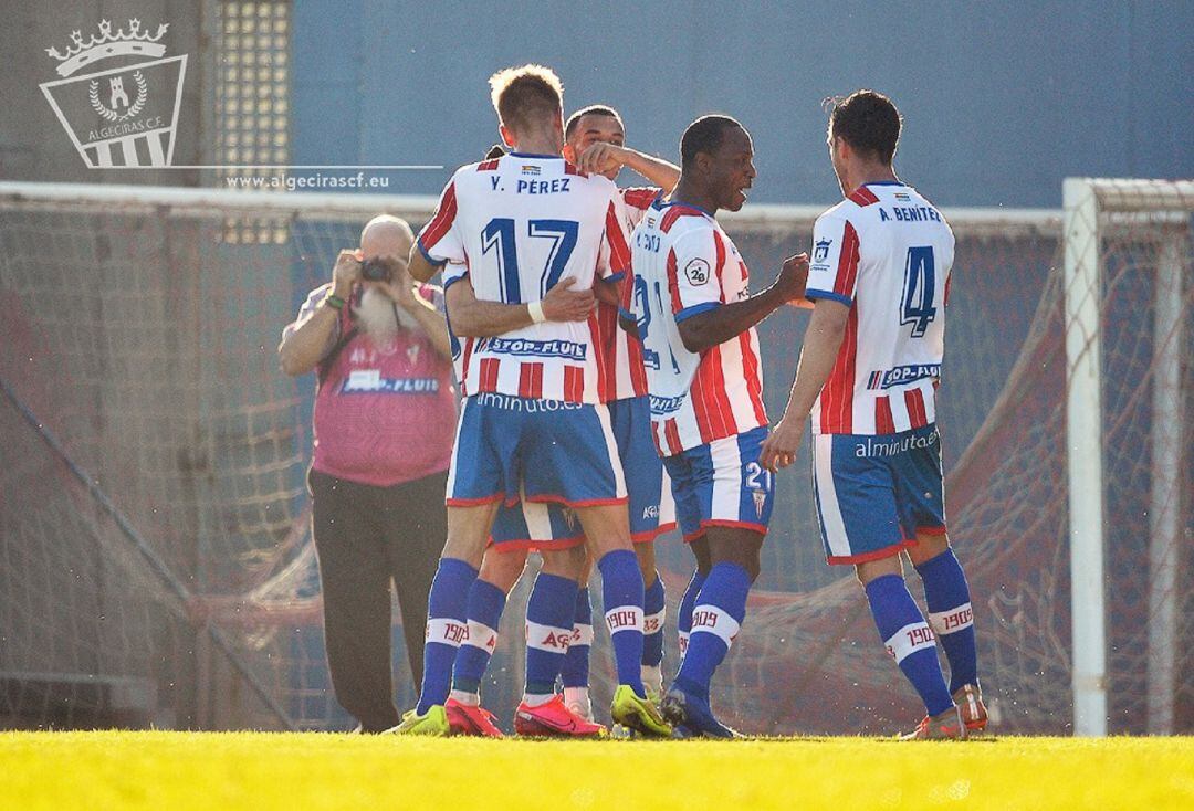 El equipo celebra un gol.