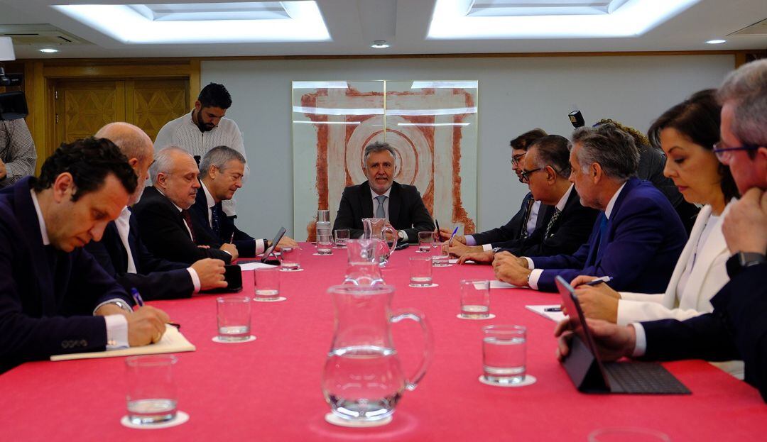 Reunión de Angel Víctor Torres con las patronales isleñas