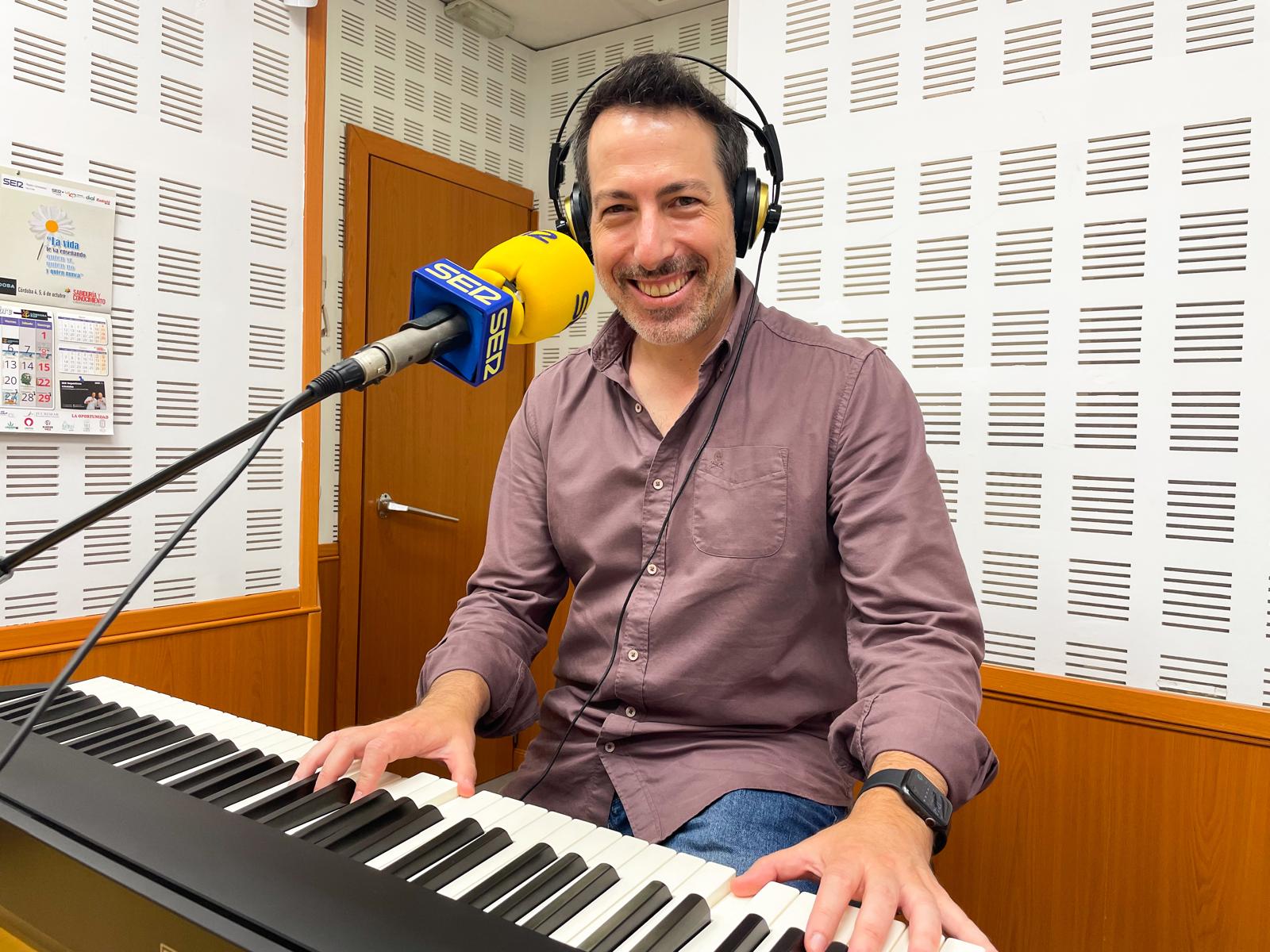 Alberto de Paz en el estudio de Radio Córdoba