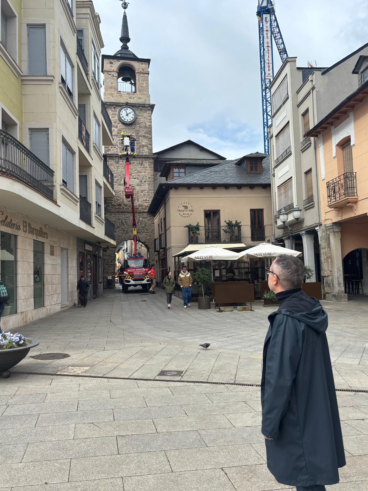 El concejal Carlos Cortina frente a la torre del Reloj