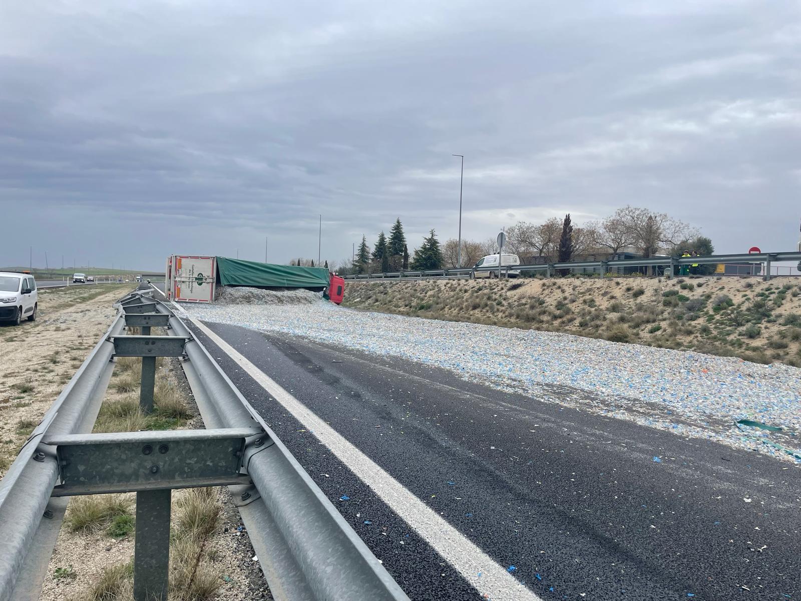 Imagen del camión volcado en la Autovía de los Viñedos, a la altura de Mascaraque (Toledo)