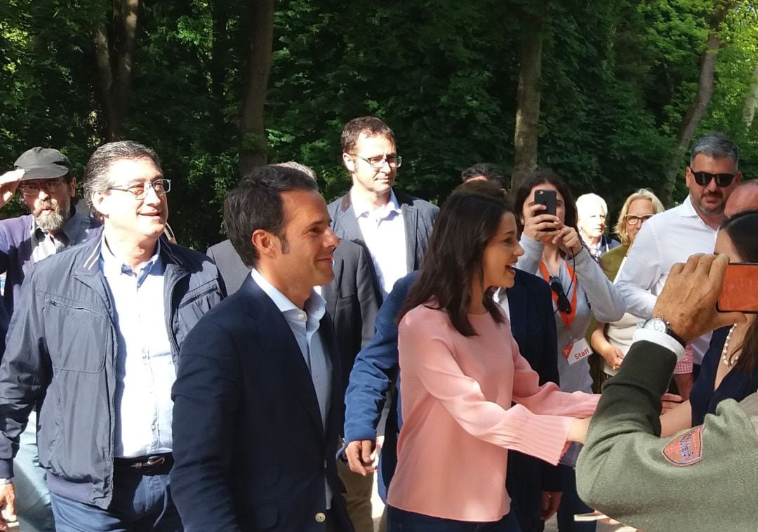 Ignacio Prendes, Ignacio Cuesta e Inés Arrimadas (de izq. a derecha) durante un mitin en Oviedo