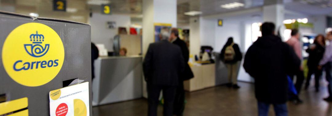 Correos ha abierto este viernes todas sus oficinas con normalidad y sin registrar esperas más elevadas a las habituales de un viernes cualquiera, ha asegurado la empresa pública, que ha adelantado el horario de apertura a las ocho de la mañana para la gestión del voto por correo