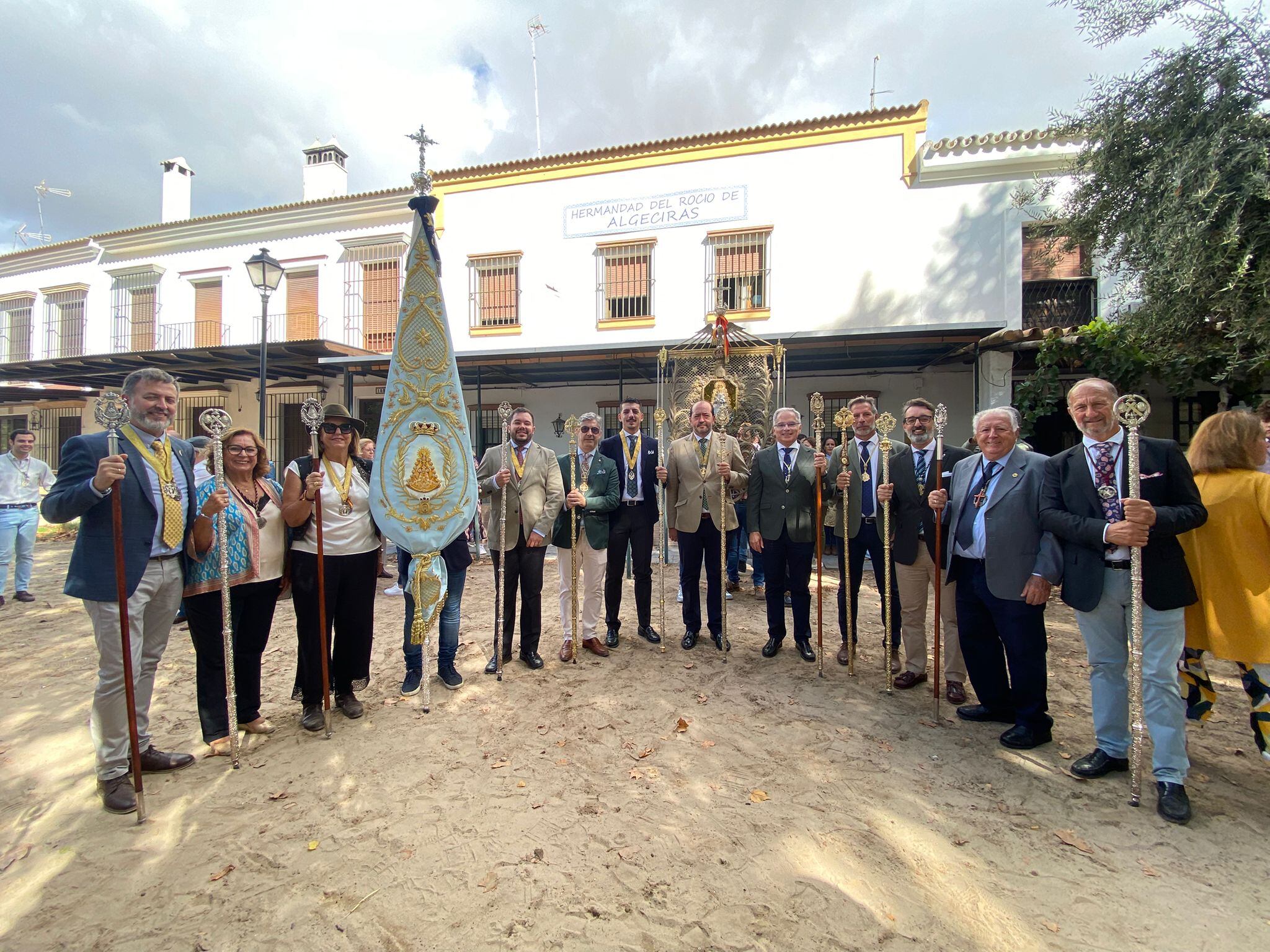 Representación del Consejo local de HH y CC de hermandades de Algeciras junto al simpecado de Hdad. del Rocío de Algeciras con su Hno. Mayor, Javier Vega.