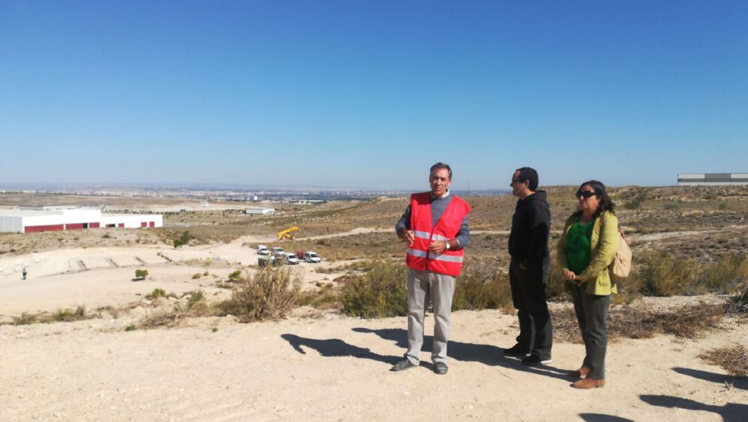 El arquitecto del proyecto, junto a Alberto Cubero y a la jefa de la Unidad de Protección Animal en las obras del complejo