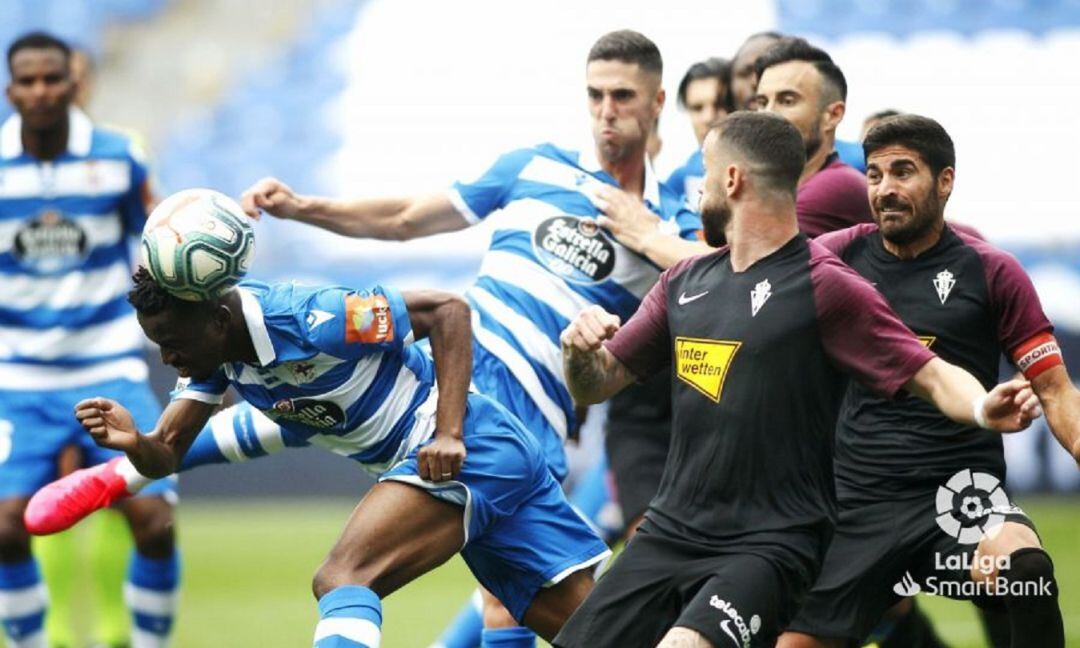 Una acción del partido entre el Deportivo y el Sporting