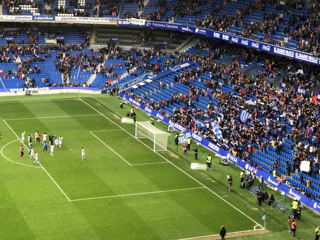 Las jugadoras de la Real agradecen a la afición su apoyo en el derbi vasco acercándose a la grada Aitor Zabaleta