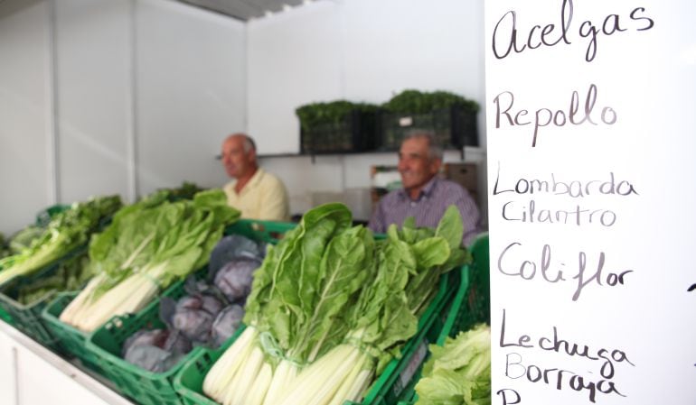 Los agricultores fuenlabreños tienen desde este miércoles dos puestos fijos de venta en el mercadillo del Arroyo.