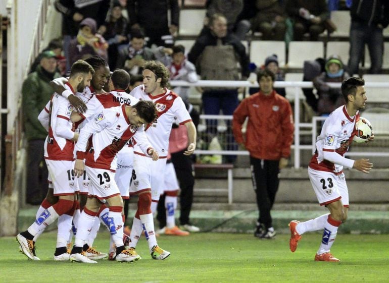 Los jugadores del Rayo Vallecano celebran el primer gol ante el Granada. 