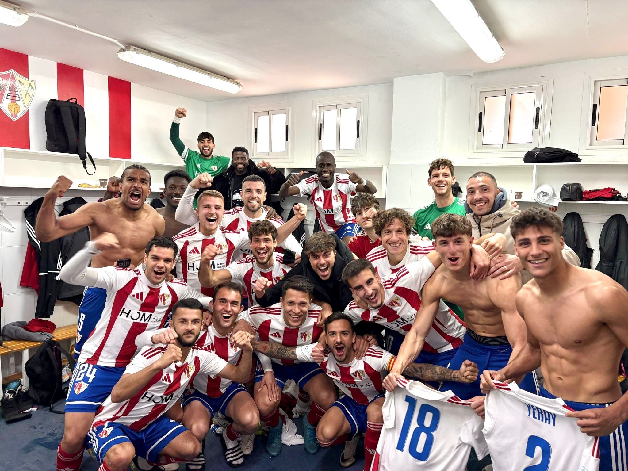 La UD Barbastro celebra el triunfo ante el Andratx