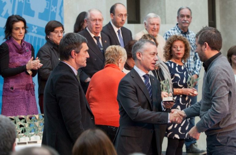 Algunas de las víctimas que participan en el módulo recibiendo el premio René Cassin