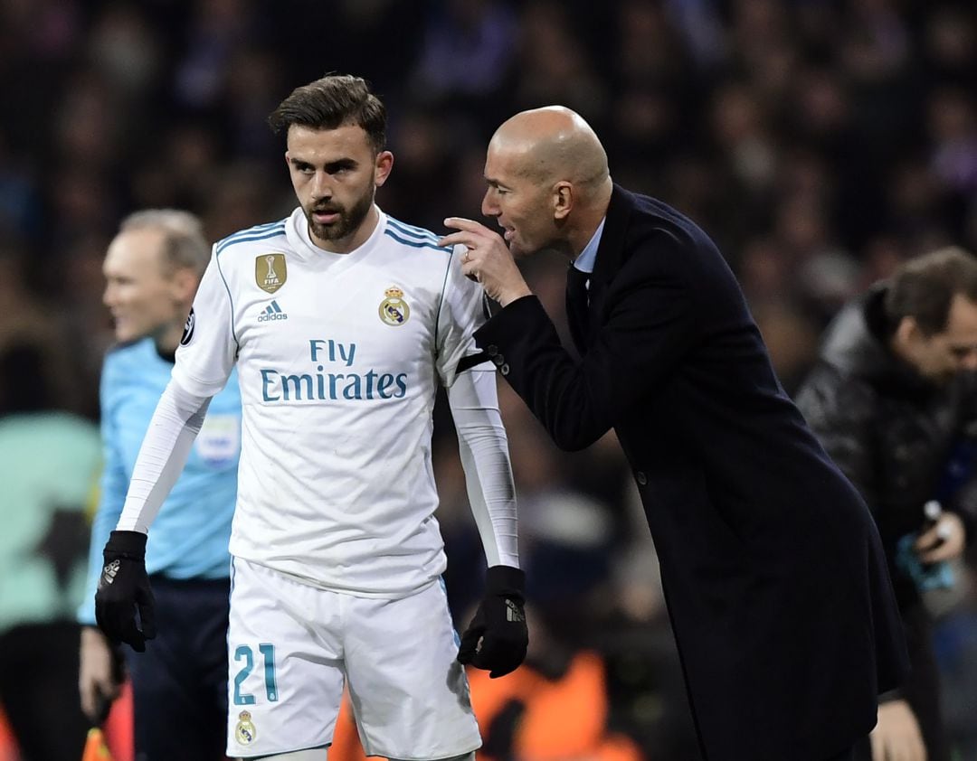 Borja Mayoral junto a Zidane, en un partido con el Real Madrid