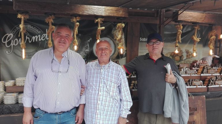 Rafael León, Emilio Acevedo y José Antonio Acevedo junto a uno de los stands de la feria.