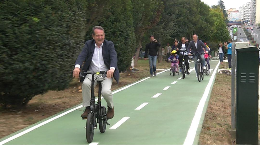 El alcalde Abel Caballero estrenando el nuevo carrril bici