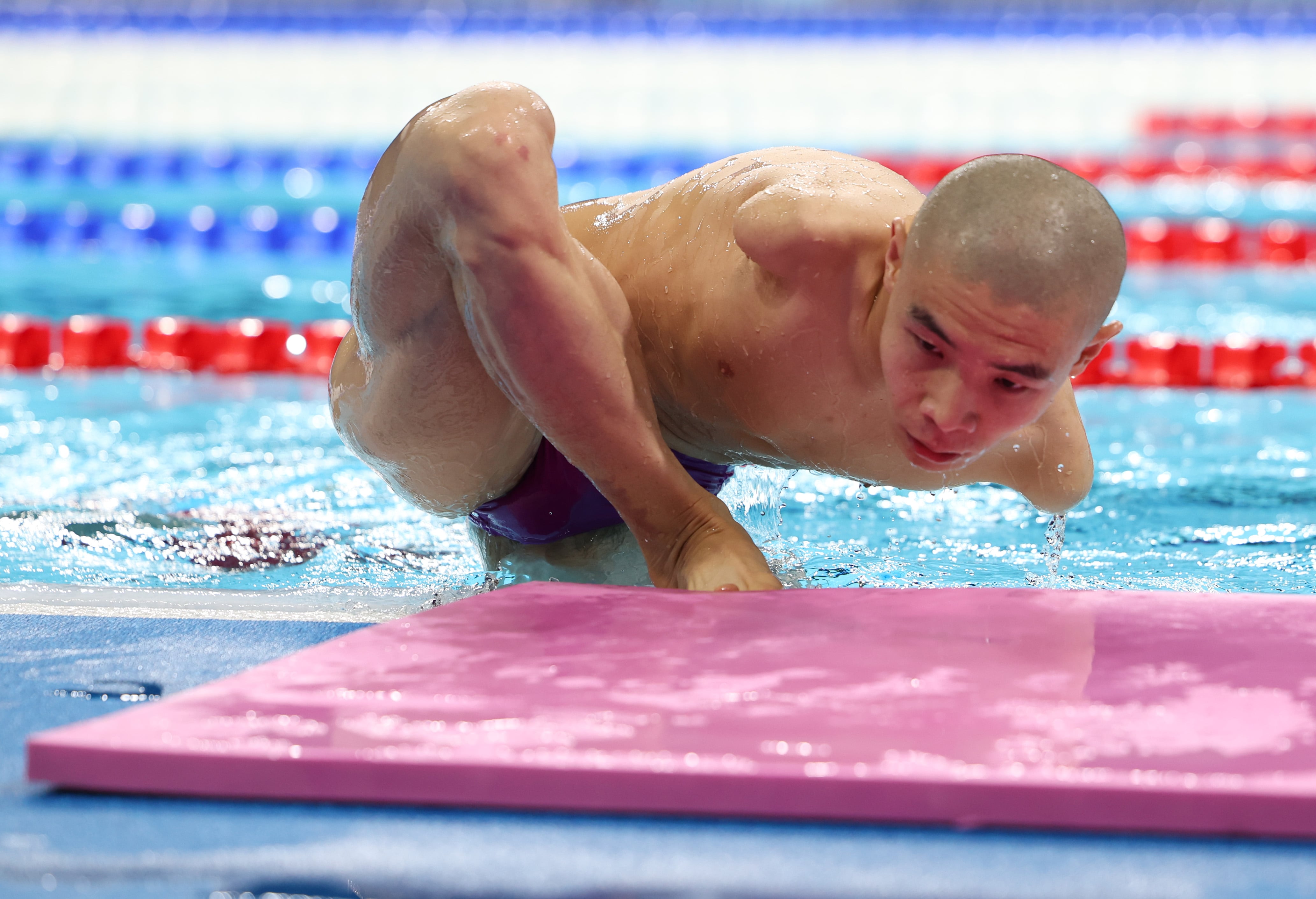 jincheng guo saliendo de la piscina