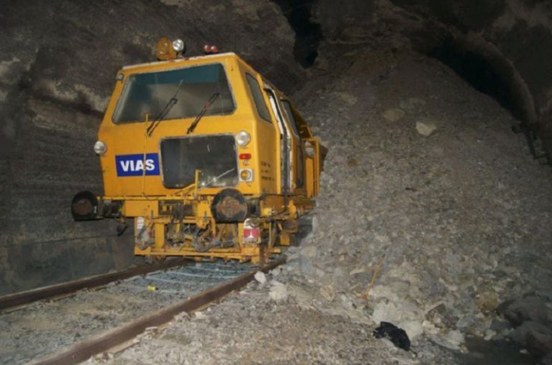 La presidenta de ADIF afirma que la línea del Directo está cerrada desde el derrumbe que dejó atrapada la bateadora en el túnel de Somosierra en 2011